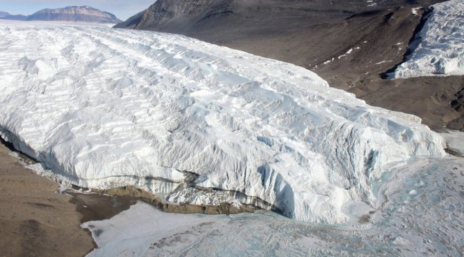 Mission Begins to Save Crucial Antarctic Base From Massive Ice Chasm — Sputnik International
